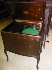 D-123 VV-210 Victrola 001
