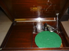 D-123 VV-210 Victrola 002